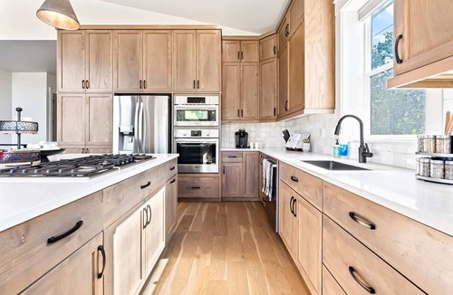 Collister House | Dark & Sleek 3BR Escape by the Golf Course