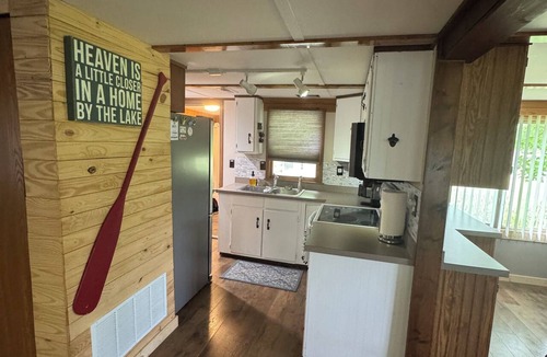 Hesperia Cottage | Darlington Lake Hideaway- Single Level Waterfront Cottage