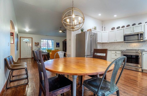 College Place House | Davis House · Davis.Spacious Patio, Hot Tub - A Quiet Getaway