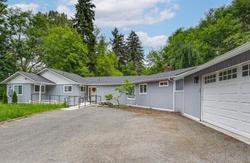 Puyallup House | Day Trip to Lumen Field! Group Getaway in Puyallup