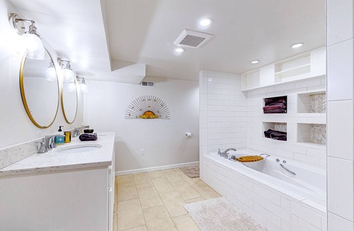 Markham Apartment | Daylight basement with garden views - near Multnomah Village
