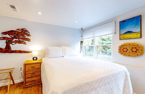 Markham Apartment | Daylight basement with garden views - near Multnomah Village