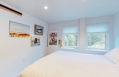 Markham Apartment | Daylight basement with garden views - near Multnomah Village
