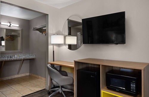Monta Vista Hotel | Days Inn by Wyndham Lakewood South Tacoma