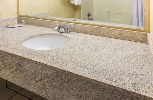 Vancouver Hotel | Days Inn & Suites by Wyndham Vancouver
