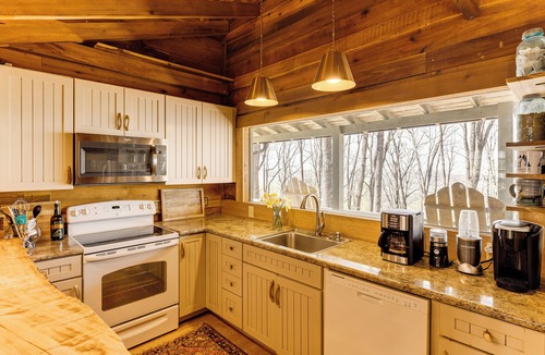 Fort Payne Cottage | Deck, Sauna & Mtn View! Fort Payne Cabin