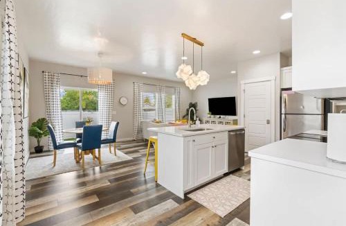 Caldwell House | Deco Townhouse - 3 bedroom 2 story private home