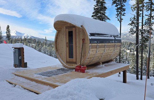 Gallatin Gateway Cabin | Deer Friends Cabin Escape