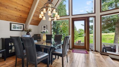 Clinton House | Deer Lake Road by AvantStay