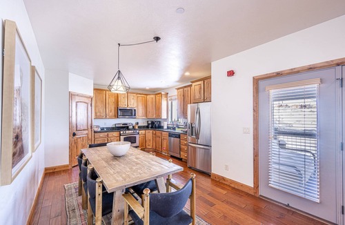 Park City House | Deer Valley East Modern Ski Chalet – 2 Minutes to Skiing, Hot Tub, Free Shuttle, Home Theater