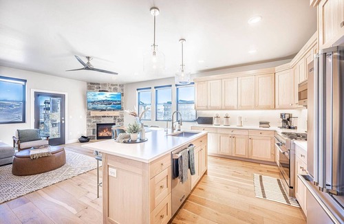 Park City Condo | Deer Valley East Ski Condo | 2 Mins to Skiing | Hot Tub & Shuttle