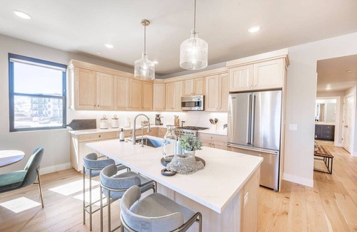 Park City Condo | Deer Valley East Ski Condo | 2 Mins to Skiing | Hot Tub & Shuttle