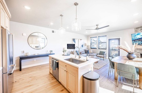 Park City Condo | Deer Valley East Ski Condo | 2 Mins to Skiing | Hot Tub & Shuttle