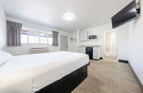 Hollywood District Hotel | Delight in Portland's Heart from Spacious, Affordable Room