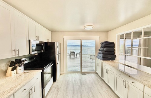 Three Tree Point House | Delightful 2-bedroom Waterfront Bungalow in 3 Tree Point Burien