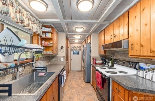 Kettle Falls House | Delightful 3-bedroom lake house with a cabin feel sleeps 6.