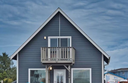 Ocean Shores Cottage | Delightful 3-bedroom cottage in Ocean Shores near the beach w/hot tub!