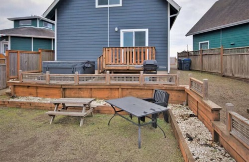 Ocean Shores Cottage | Delightful 3-bedroom cottage in Ocean Shores near the beach w/hot tub!