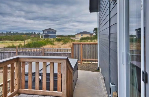 Ocean Shores Cottage | Delightful 3-bedroom cottage in Ocean Shores near the beach w/hot tub!
