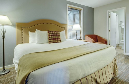 Bend Resort | Deluxe 1 Bedroom at the Inn at Seventh Mountain Resort