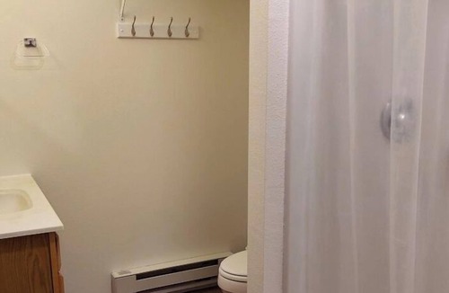 Devils Lake Condo | Deluxe 3 Bedroom Condo Ground Level 2 Bathroom #9