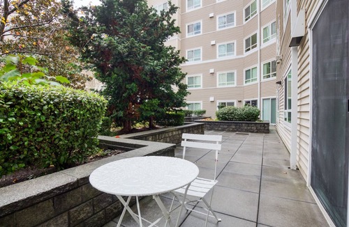 West Bellevue Apartment | Deluxe Downtown Bellevue 2BR w/W/D & Storage, near Shops, by Blueground