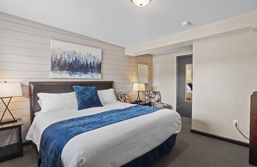 Lava Hot Springs Hotel | Deluxe King bedroom (river access)