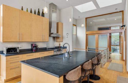 Hood River House | Deluxe modern townhome w/Columbia River Views in Downtown Hood River