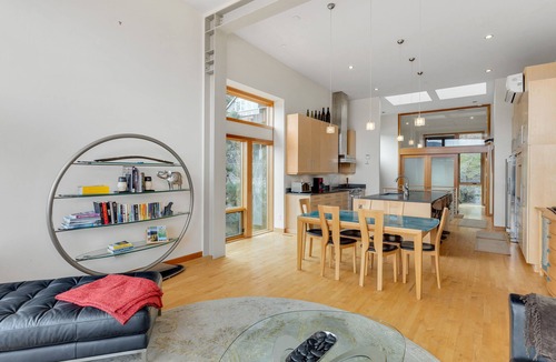Hood River House | Deluxe modern townhome w/Columbia River Views in Downtown Hood River