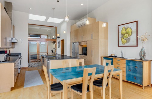 Hood River House | Deluxe modern townhome w/Columbia River Views in Downtown Hood River
