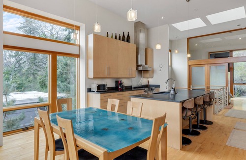 Hood River House | Deluxe modern townhome w/Columbia River Views in Downtown Hood River