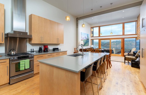 Hood River House | Deluxe modern townhome with big Columbia River Views in Downtown Hood River,!
