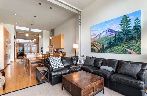 Hood River House | Deluxe modern townhome with big Columbia River Views in Downtown Hood River,!