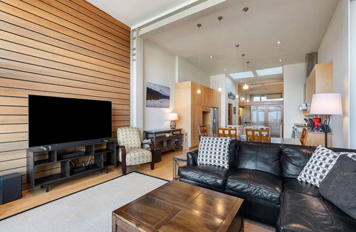 Hood River House | Deluxe modern townhome with big Columbia River Views in Downtown Hood River,!