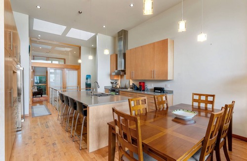 Hood River House | Deluxe modern townhome with big Columbia River Views in Downtown Hood River,!
