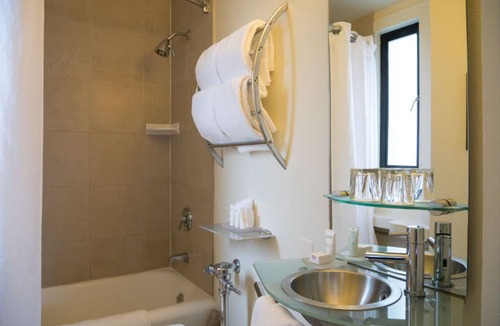 Downtown Portland Hotel | Deluxe Queen | Vibrant Locale + Pulitzer Display