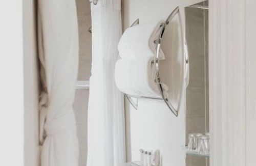 Downtown Portland Hotel | Deluxe Queen | Vibrant Locale + Pulitzer Display
