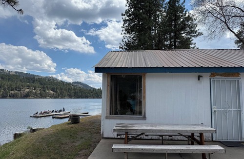 Republic Cabin | Deluxe Waterfront Cabin on Curlew Lake at Tiffanys Resort Sleeps 6, 3 Queen Beds