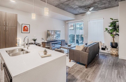 Rio Grande Apartment | Designer- by Convention CenterPool, HTub, 24/7 Gym