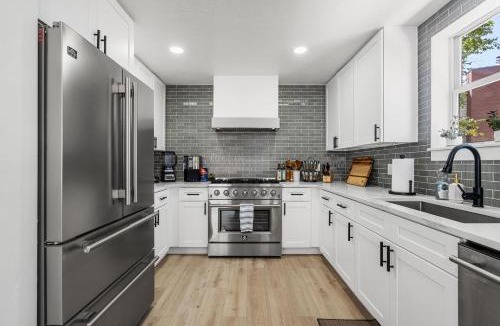 Cottonwood Heights House | Designer home 20 mins to Skiing & SLC Downtown