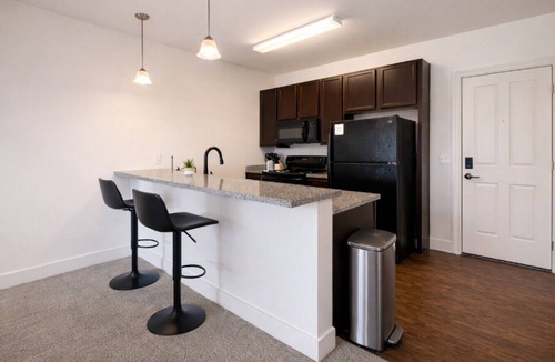 Glen Iris Apartment | Designer UAB Condo | King Bed | Balcony View 2