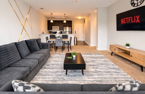 Glen Iris Apartment | Designer UAB Condo | King Bed | Balcony View D2