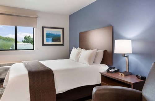 Grant Creek Hotel | Discover Missoula | Relaxing Room w/Kitchenette Near Outdoor Adventures