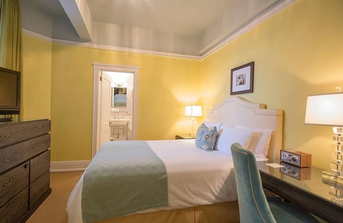 Goose Hollow Hotel | Discover Portland's Culture and Cuisine from a Vintage Hotel, Pet Friendly!
