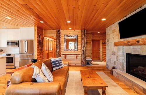 Deer Valley Condo | Discover Your Ideal Condo Escape: Free Shuttle, Private Hot Tub & BBQ Await!
