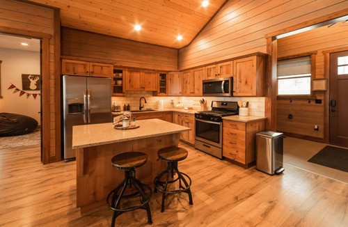 Preston House | DMR Cabin 5 | One-Level | Max Capacity 7