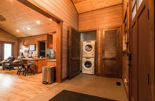 Preston House | DMR Cabin 5 | One-Level | Max Capacity 7