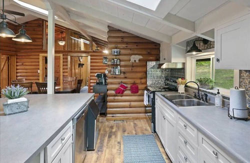 Flat Hollow Marina House | Doc's Lake Escape - Covered slip, Hot tub Fire Pit