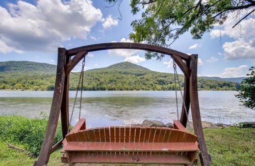 Whiteside House | Dock & Hot Tub: Tennessee River Cabin Getaway