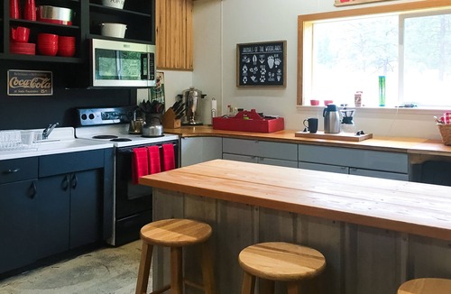 Northport Cabin | Dog-friendly 20-acre glamping camp with 2 cabins & firepit - near Columbia River